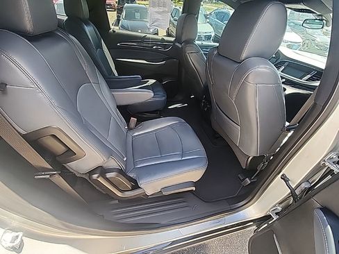 Used 2022 Buick Enclave Essence AWD/4WD image 19