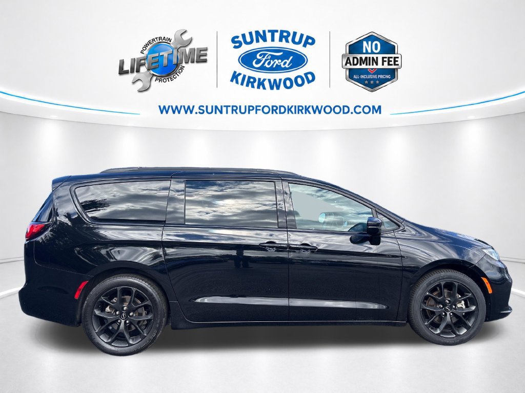 Used 2025 Chrysler Pacifica Limited FWD image 8