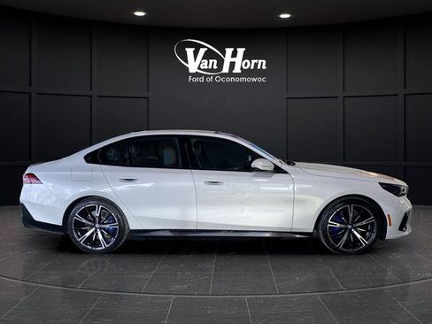 Used 2024 BMW 540i xDrive w/ Executive Package image 3