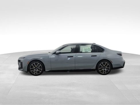 Used 2026 BMW 750e xDrive image 3