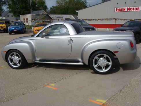 Used 2004 Chevrolet SSR w/ Preferred Equipment Group image 8