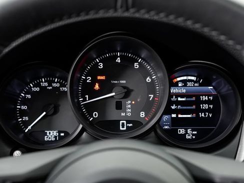 Certified 2026 Porsche Macan AWD/4WD image 17