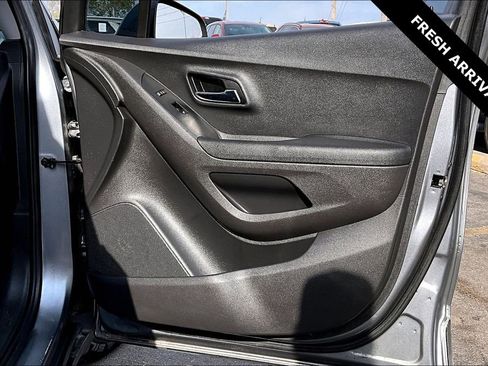 Used 2020 Chevrolet Trax LT w/ LT Convenience Package image 25