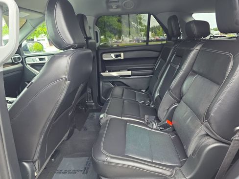 Used 2021 Ford Explorer Limited w/ Equipment Group 301A AWD/4WD image 9