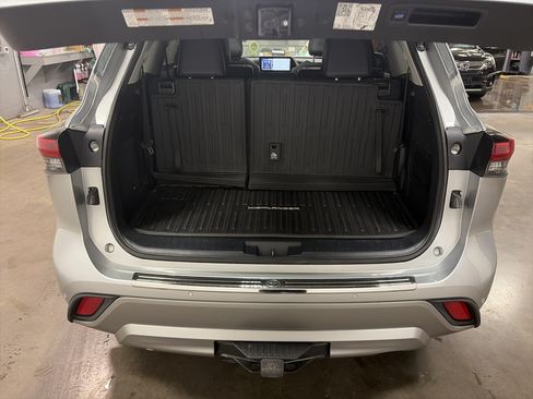 Used 2022 Toyota Highlander Platinum AWD/4WD image 31