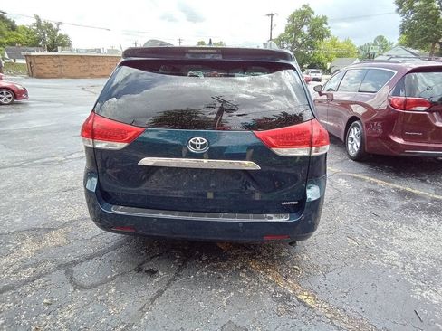 Used 2011 Toyota Sienna Limited w/ Entertainment Pkg FWD image 11