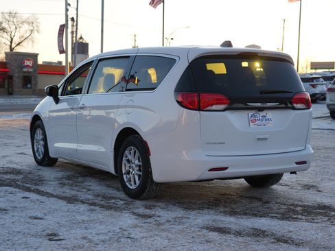 Used 2023 Chrysler Voyager LX image 7