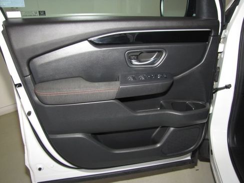 Certified 2025 Honda Pilot Sport image 9