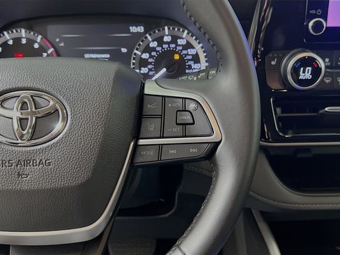 Used 2025 Toyota Highlander XLE FWD image 20