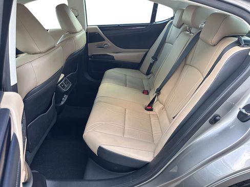 Used 2021 Lexus ES 300h Ultra Luxury w/ Accessory Package 2 FWD image 12