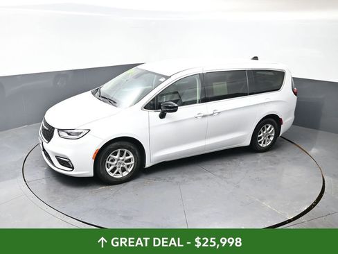 Used 2024 Chrysler Pacifica Touring-L image 47