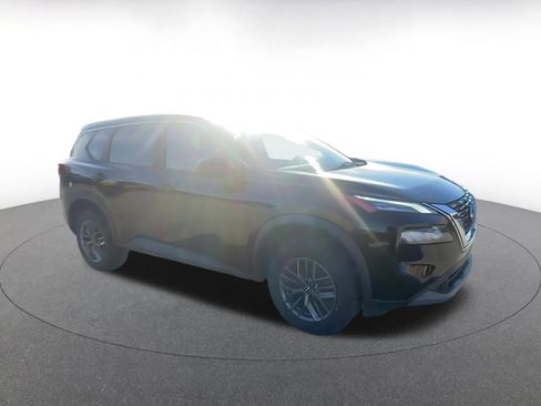 Used 2023 Nissan Rogue S image 2