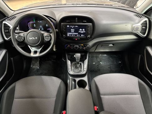 Used 2025 Kia Soul LX w/ LX Technology Package FWD image 26