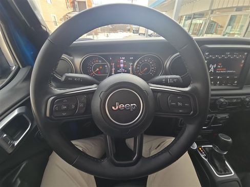 Used 2023 Jeep Gladiator Willys image 11