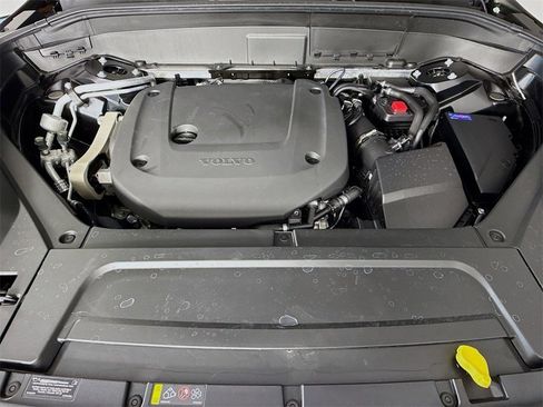 Certified 2025 Volvo XC90 B6 Plus image 32