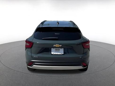 Used 2025 Chevrolet Trax LT FWD image 12