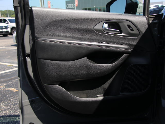 Used 2025 Chrysler Pacifica Select FWD image 13
