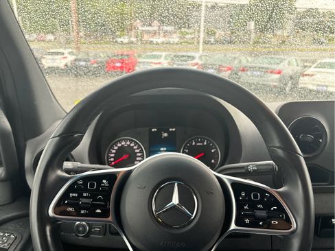 Used 2022 Mercedes-Benz Sprinter 2500 image 9