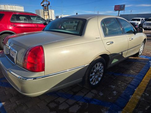 Used 2006 Lincoln Town Car Signature image 4