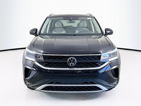 Used 2023 Volkswagen Taos SE image 2