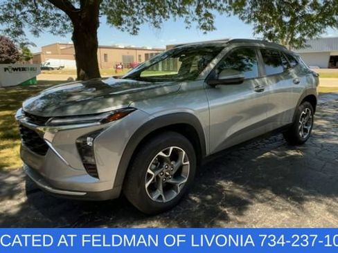 Used 2024 Chevrolet Trax LT w/ Driver Confidence Package FWD image 4