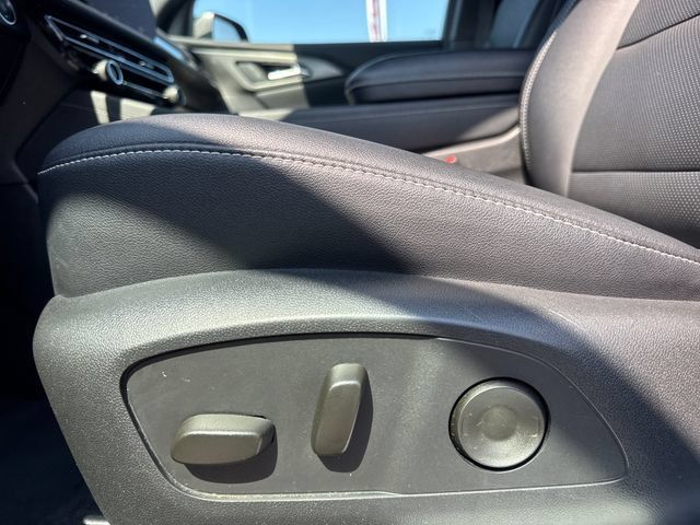 Used 2025 Chevrolet Traverse LT FWD image 16