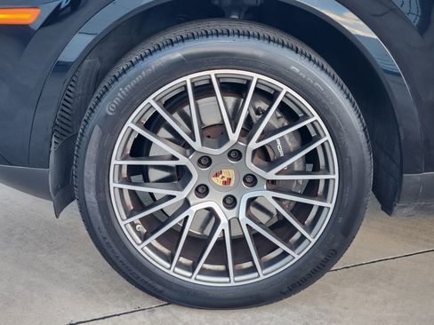 Used 2023 Porsche Cayenne Platinum Edition image 9