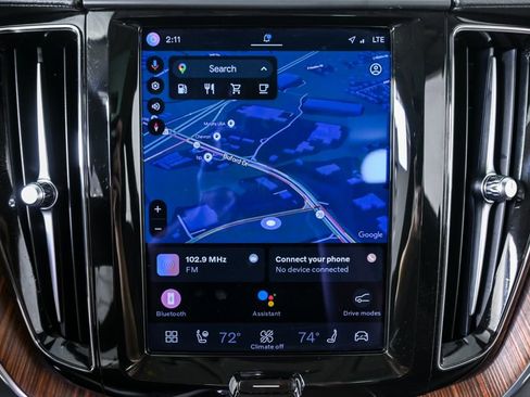 Certified 2023 Volvo XC60 B5 Ultimate w/ Climate Package image 17