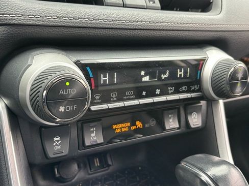 Used 2020 Toyota RAV4 XLE Premium image 18