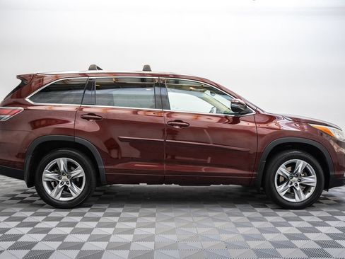 Used 2015 Toyota Highlander Limited w/ Driver Technology Package AWD/4WD image 4