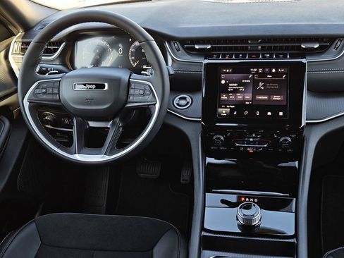 New 2025 Jeep Grand Cherokee Laredo image 32