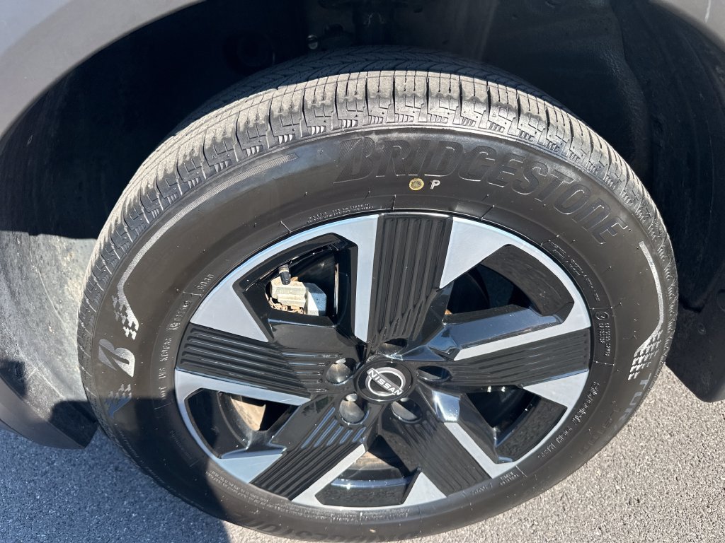 Used 2025 Nissan Kicks SV AWD/4WD image 13