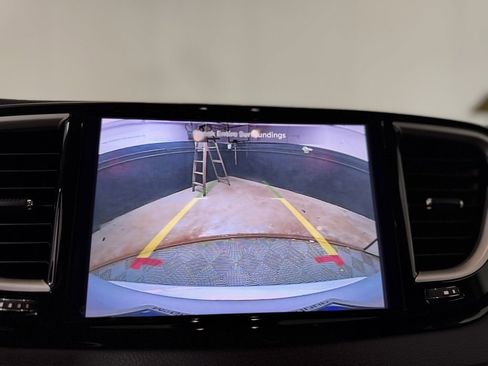 Used 2024 Chrysler Pacifica Touring-L image 19