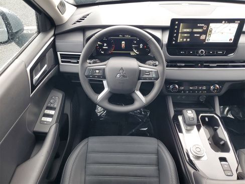 New 2025 Mitsubishi Outlander SE image 25