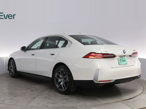 Used 2024 BMW i5 eDrive40i w/ Premium Package RWD image 17