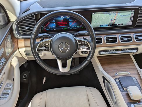 Used 2023 Mercedes-Benz GLS 450 4MATIC image 4