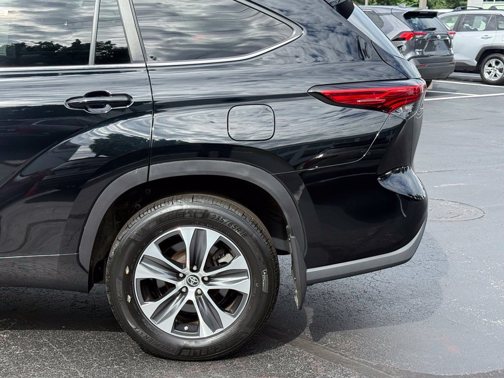 Used 2023 Toyota Highlander XLE AWD/4WD image 4
