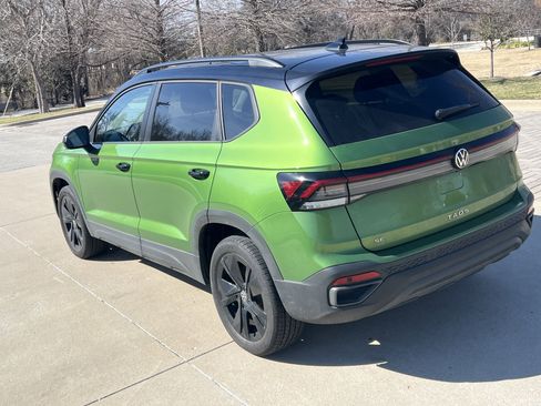Certified 2025 Volkswagen Taos SE image 8