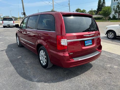 Used 2014 Chrysler Town & Country Touring image 4