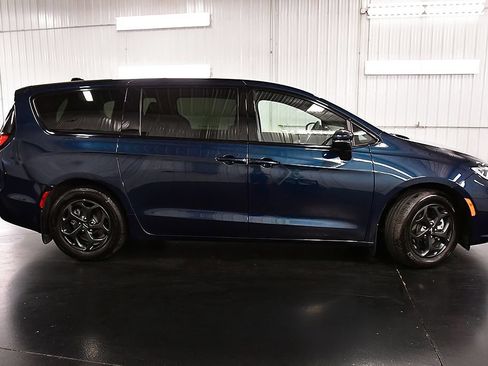 Used 2023 Chrysler Pacifica Touring-L w/ S Appearance Package FWD image 8