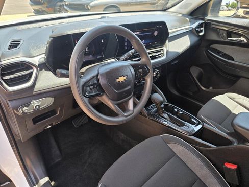 Used 2025 Chevrolet TrailBlazer LS w/ LS Convenience Package FWD image 12