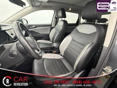 Used 2022 Volkswagen Taos SEL w/ Panoramic Sunroof Package image 16