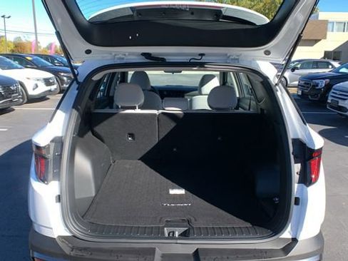Certified 2025 Hyundai Tucson SE image 24