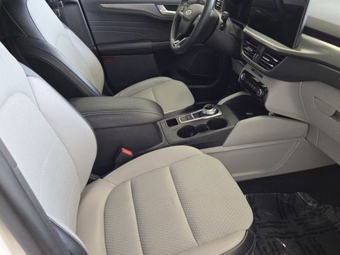 Used 2023 Ford Escape SE image 4