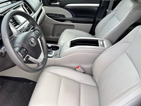Used 2019 Toyota Highlander XLE w/ Carpet Mat Package (TMS) image 17