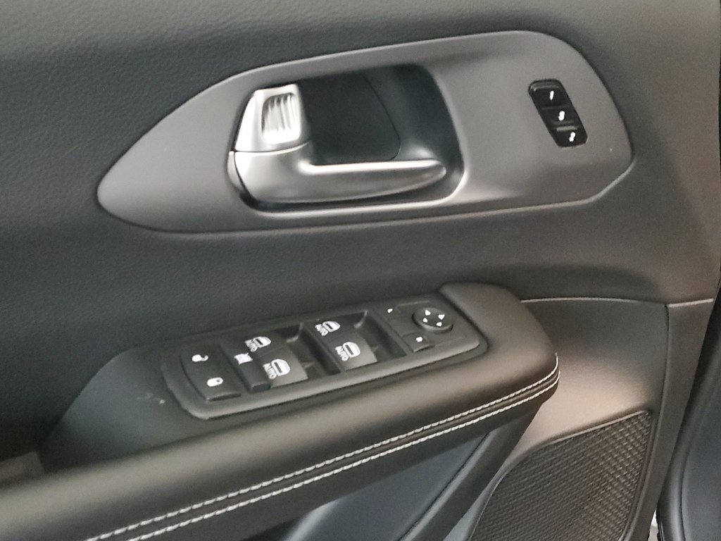 New 2027 Chrysler Pacifica Select FWD image 6