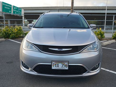 Used 2017 Chrysler Pacifica Touring-L Plus image 4
