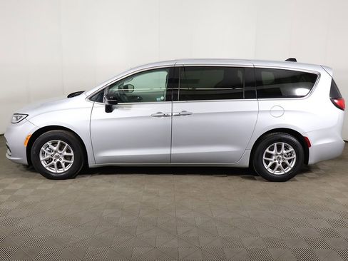 Used 2024 Chrysler Pacifica Touring-L image 18