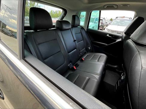 Used 2016 Volkswagen Tiguan SE image 19