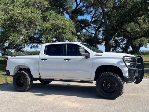 Used 2021 Chevrolet Silverado 1500 LT Trail Boss w/ LPO, Dark Essentials Package AWD/4WD image 3